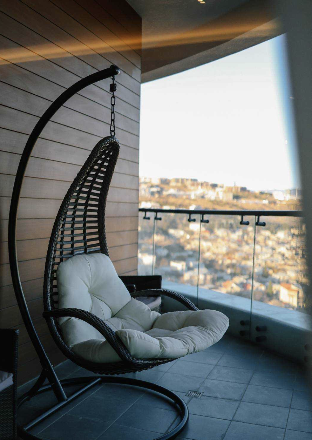 ქირავდება 4 ოთახიანი ბინა საბურთალოზე